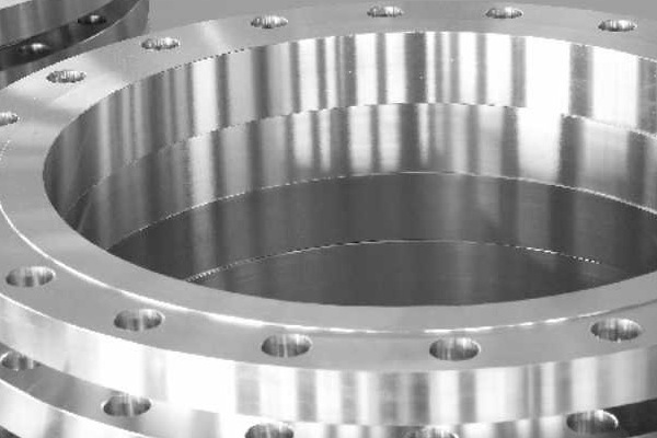 雙(shuang)相鋼(gang)鍛(duan)件中(zhong)的(de)雙相鋼材料有(you)哪些特點(dian)