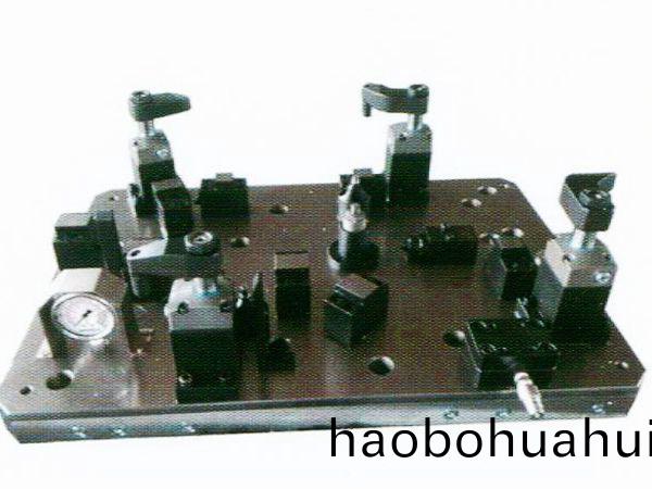 齒(chi)輪(lun)室(shi)罩(zhao)蓋(gai)液(ye)壓裌具(ju)